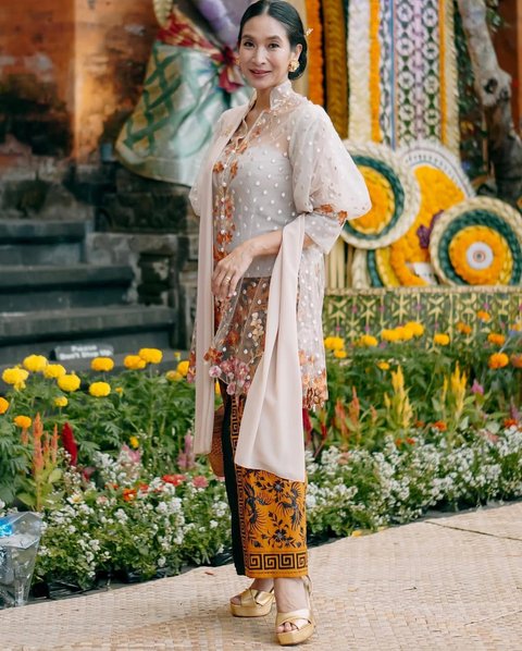 Happy Salma Tampil Cantik dengan Gaun Batik Panjang, Begini Tampilannya