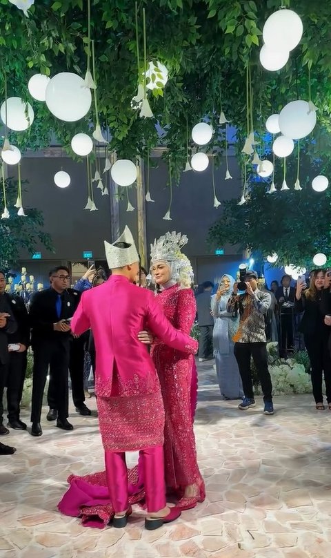 Romantis Banget, Potret First Dance Zumi Zola dan Putri Zulhas di Resepsi Pernikahannya - Cium Kening Mesra