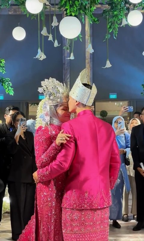 Romantis Banget, Potret First Dance Zumi Zola dan Putri Zulhas di Resepsi Pernikahannya - Cium Kening Mesra