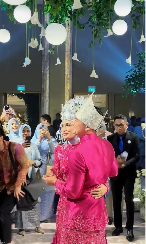 Romantis Banget, Potret First Dance Zumi Zola dan Putri Zulhas di Resepsi Pernikahannya - Cium Kening Mesra