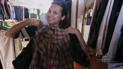 Potret Indah Permatasari Thrifting Baju di Kampung Halaman Arie Kriting, Ramai Jadi Sorotan Sampai Dipeluk Ibu-ibu