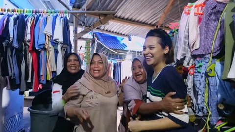 Potret Indah Permatasari Thrifting Baju di Kampung Halaman Arie Kriting, Ramai Jadi Sorotan Sampai Dipeluk Ibu-ibu