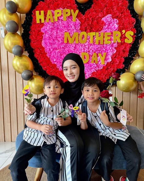 Jarang Sekali Tersorot, Potret Ibunda Inara Rusli Cantiknya 11 12 dengan Sang Putri - Wajah Mungil & Berkulit Putih