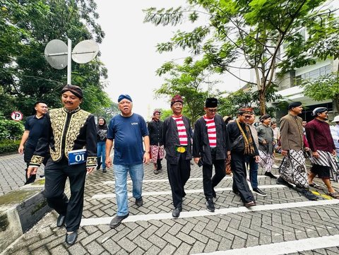 Penampilan Spesial Mahfud MD Pakai Baju Khas Madura, Pak Bas Asyik Kenakan Blankon Biru