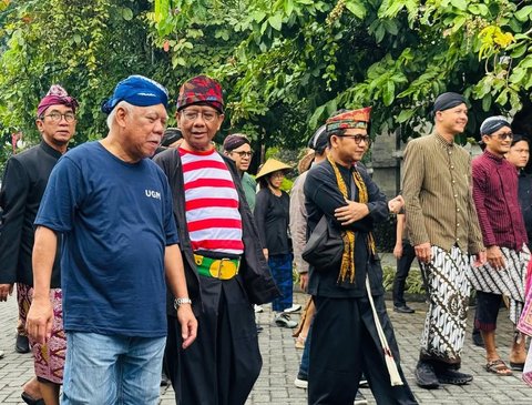 Penampilan Spesial Mahfud MD Pakai Baju Khas Madura, Pak Bas Asyik Kenakan Blankon Biru