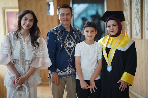 Potret Lala Jalani Wisuda S1 dengan IPK 3,57, Nagita Slavina dan Rafathar Bahagia Lihat Keberhasilan Karyawannya