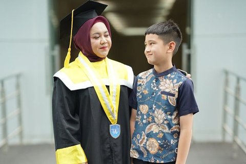 Potret Lala Jalani Wisuda S1 dengan IPK 3,57, Nagita Slavina dan Rafathar Bahagia Lihat Keberhasilan Karyawannya