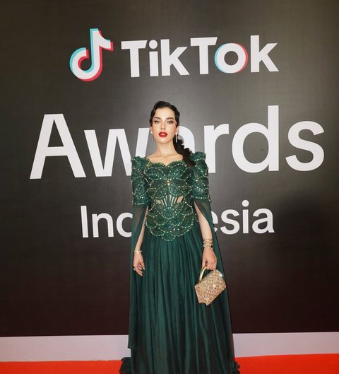 7 Potret Cantik Elegan Bak Artis Hollywood Tasya Farasya saat Terima Penghargaan Beauty dan Fashion Creator f The Year