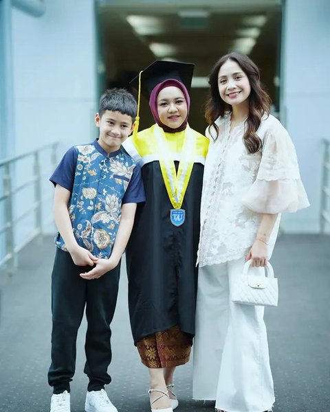 7 Momen Manis Wisuda Mbak Lala Pengasuh Rafathar yang Dapat IPK 3,57, Didoakan Netizen Segera Naik Gaji