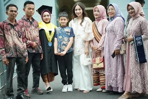 7 Momen Manis Wisuda Mbak Lala Pengasuh Rafathar yang Dapat IPK 3,57, Didoakan Netizen Segera Naik Gaji