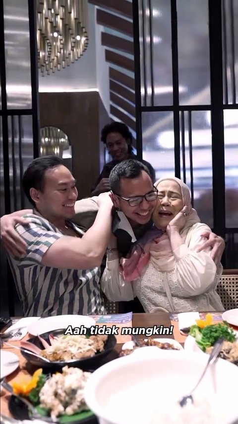 Tangis Haru Dewi Yull saat Dapat Kejutan dari Sang Anak Surya Sahetapy yang Lama Tak Pulang ke Indonesia