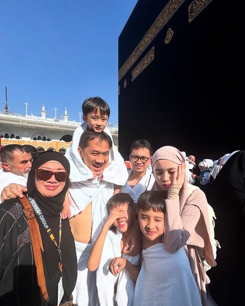 Potret Hanung Bramantyo dan Zaskia Mecca Umroh Bareng Anak-Anak, Kebahagiaan Keluarga Besar