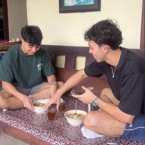 ⁠Momen Anak Bule Ketemu Neneknya di Bali, Langsung Beri Makan Soto dan Teh Panas