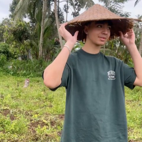 ⁠Momen Anak Bule Ketemu Neneknya di Bali, Langsung Beri Makan Soto dan Teh Panas