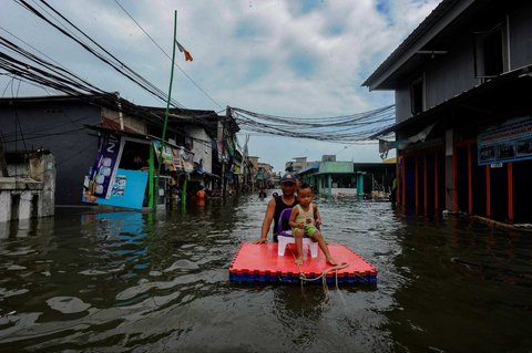 FOTO: Nestapa Warga Muara Angke Sudah Empat Hari Dikepung Banjir Rob, Kini Tingginya Capai 1,3 Meter