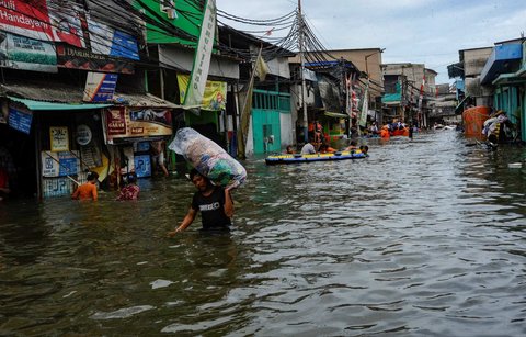 FOTO: Nestapa Warga Muara Angke Sudah Empat Hari Dikepung Banjir Rob, Kini Tingginya Capai 1,3 Meter