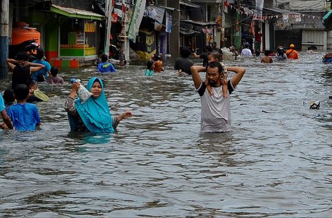 FOTO: Nestapa Warga Muara Angke Sudah Empat Hari Dikepung Banjir Rob, Kini Tingginya Capai 1,3 Meter