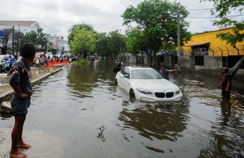 FOTO: Penampakan Mobil Mewah Mogok Saat Terjang Banjir Rob di Jakarta