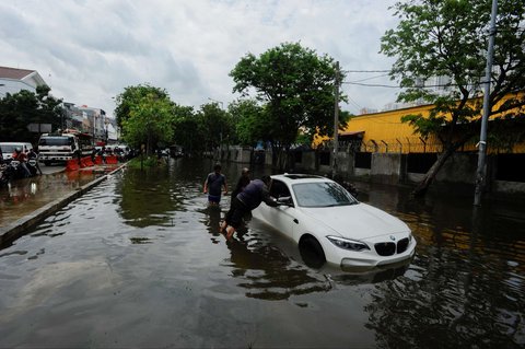 FOTO: Penampakan Mobil Mewah Mogok Saat Terjang Banjir Rob di Jakarta