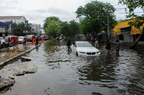 FOTO: Penampakan Mobil Mewah Mogok Saat Terjang Banjir Rob di Jakarta