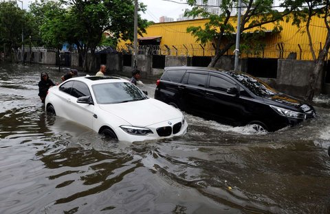 FOTO: Penampakan Mobil Mewah Mogok Saat Terjang Banjir Rob di Jakarta