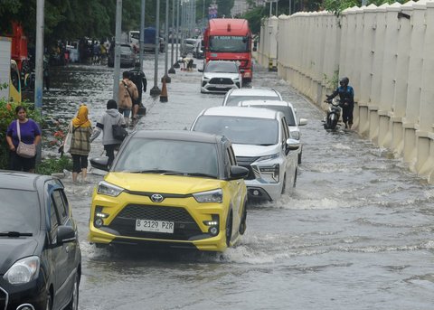 FOTO: Penampakan Mobil Mewah Mogok Saat Terjang Banjir Rob di Jakarta