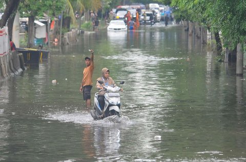 FOTO: Penampakan Mobil Mewah Mogok Saat Terjang Banjir Rob di Jakarta