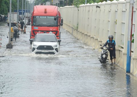 FOTO: Penampakan Mobil Mewah Mogok Saat Terjang Banjir Rob di Jakarta