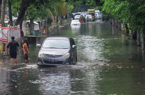 FOTO: Penampakan Mobil Mewah Mogok Saat Terjang Banjir Rob di Jakarta