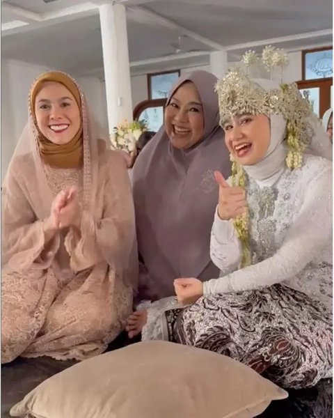 6 Potret Cantik Anggun Wulan Guritno dan Tissa Biani Berhijab saat Syuting Film 'Norma: Antara Mertua dan Menantu'