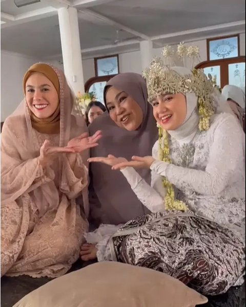 6 Potret Cantik Anggun Wulan Guritno dan Tissa Biani Berhijab saat Syuting Film 'Norma: Antara Mertua dan Menantu'