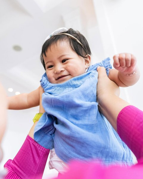 Nagita Slavina Suapi Makan Baby Lily, Sikapnya Sangat Telaten dan Terlihat Penuh Kehangatan Buat Tersentuh