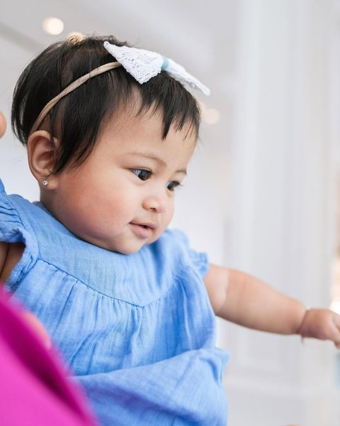 Nagita Slavina Suapi Makan Baby Lily, Sikapnya Sangat Telaten dan Terlihat Penuh Kehangatan Buat Tersentuh