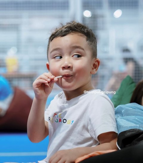 Lirikan Maut Rayyanza Cipung saat Asik Makan Lolipop, Ekspresinya Sukses Bikin Gemas Netizen