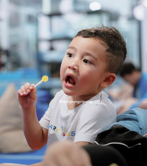 Lirikan Maut Rayyanza Cipung saat Asik Makan Lolipop, Ekspresinya Sukses Bikin Gemas Netizen