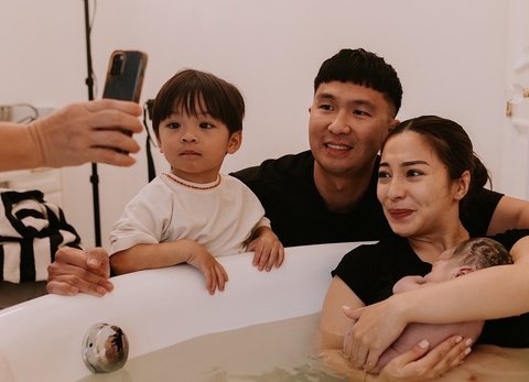 Nikita Willy Melahirkan Anak Kedua dengan Metode Water Birth, Perjuangan Penuh Haru