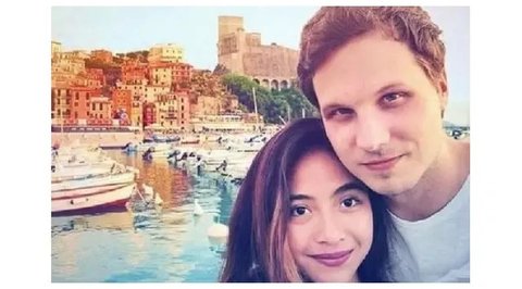 6 Foto Romantis dan Mesra Nadia Vega dengan Mantan Suami Bulenya yang Kini Tinggal Kenangan