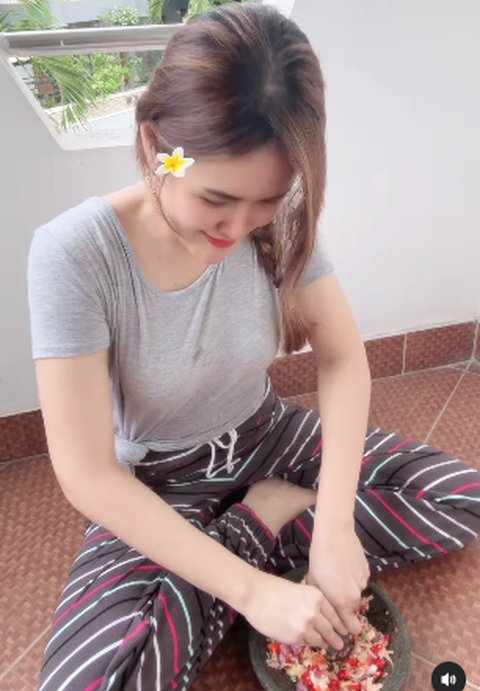 Jessica Wongso Duduk Lesehan Sambil Ngulek Sambal, Penampilannya Sederhana Cuma Pakai Kaos Oblong Tapi Cantik