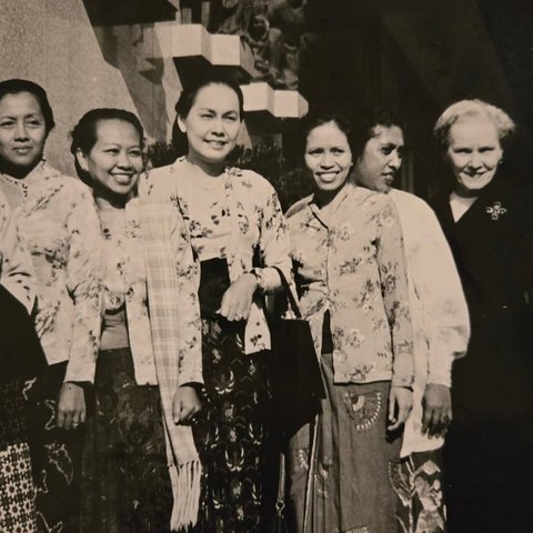 Potret Srikandi Indonesia Tahun 1957 Saat Berkunjung ke Amerika Serikat, Penampilannya Bikin Salfok