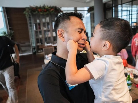 Gemas Maksimal! Potret Rayyanza Tak Henti Cubit Pipi Raffi Ahmad, Rafathar Sempat Ikuti Tingkah Lucu Sang Adik