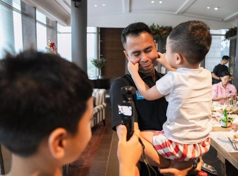 Gemas Maksimal! Potret Rayyanza Tak Henti Cubit Pipi Raffi Ahmad, Rafathar Sempat Ikuti Tingkah Lucu Sang Adik