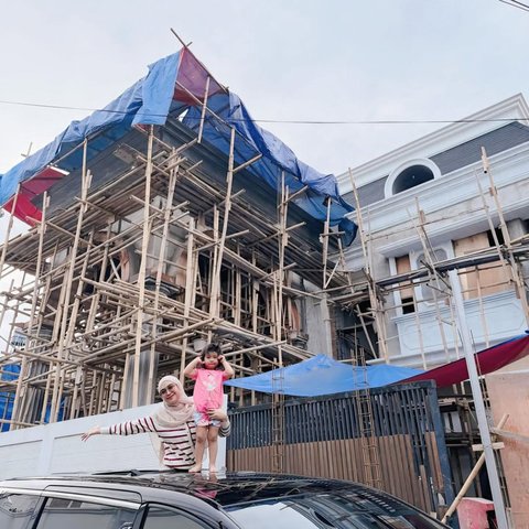 Ada Kolam Renang Mewah, 5 Potret Ria Ricis dan Moana Kunjungi Proses Pembangunan Rumah