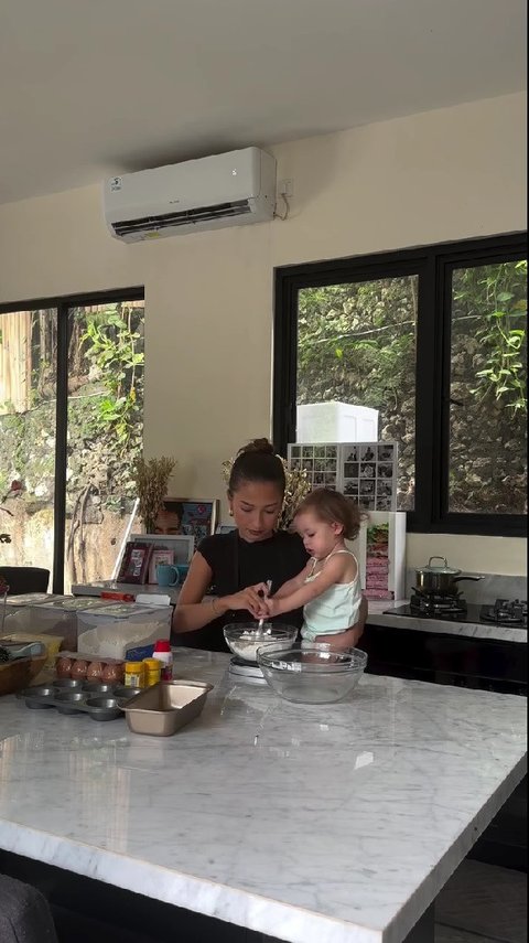 Momen Jennifer Coppen Bikin Kue Sambil Gendong Kamari, Kebersamaan Ibu-Anak yang Bikin Gemas