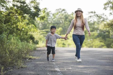 5 Manfaat Mulai Membiasakan Anak Berjalan Kaki sejak Usia Dini