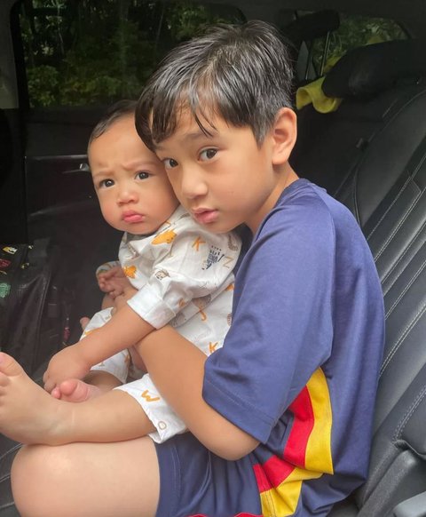 Foto Kecil Rafathar dan Rayyanza  Bak Pinang Dibelah Dua, Mirip Banget Sampai Bikin Netizen Heboh