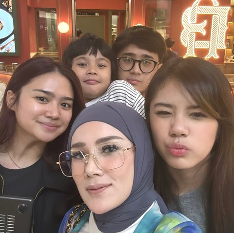 Cantik-Cantik dan Ganteng, 7 Potret Mulan Jameela Kumpul Bareng 4 Anaknya yang Jarang Disorot