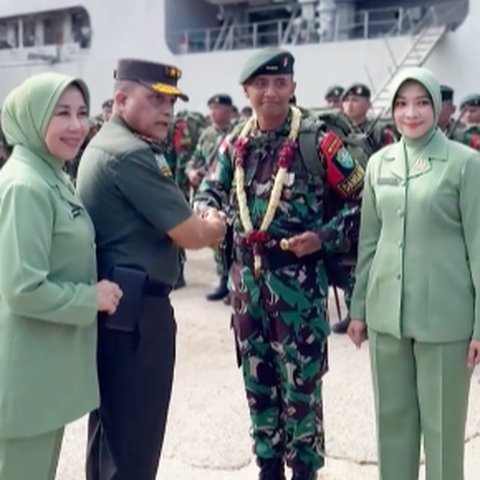 Jenderal TNI Sambut Kepulangan Pasukan dari Papua, Sosoknya Ramai Dibahas Netizen Mirip Eks Pangkostrad Edy Rahmayadi