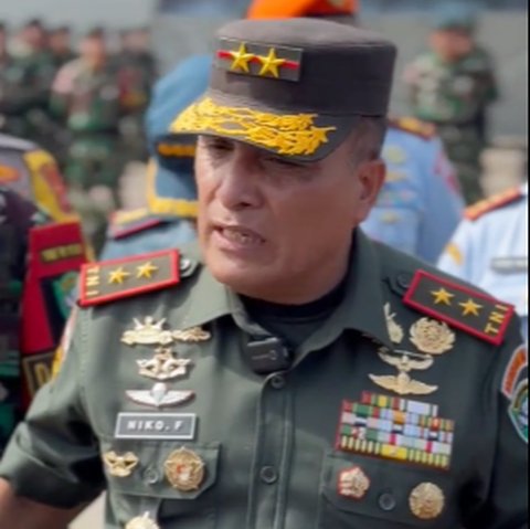 Jenderal TNI Sambut Kepulangan Pasukan dari Papua, Sosoknya Ramai Dibahas Netizen Mirip Eks Pangkostrad Edy Rahmayadi