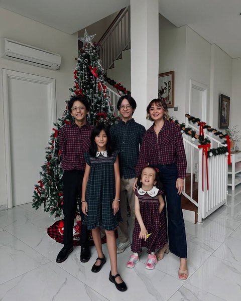 Potret Joanna Alexandra dan 4 Anaknya Siap Sambut Natal, Kompak Pakai Outfit Tartan