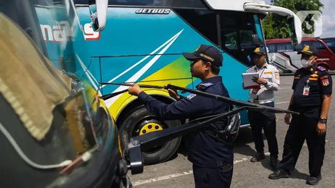 FOTO: Jelang Natal dan Tahun Baru, Terminal Kalideres Cek Kelaikan Jalan Bus-Bus AKAP